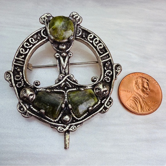 Vintage Aged Silvetone Green Gemstone Brooch Pin - Picture 6 of 6